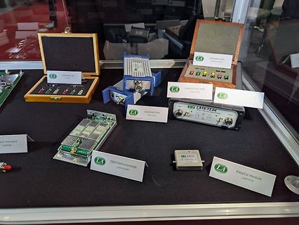 Messgeräte und Kalibrierkits in einer Vitrine