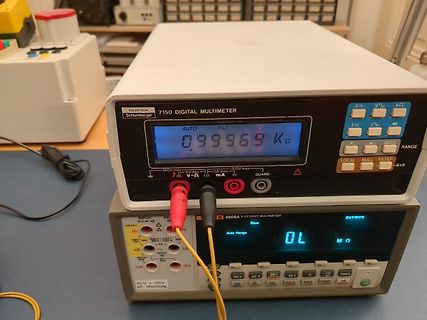 Zwei digitale Multimeter übereinander gestapelt