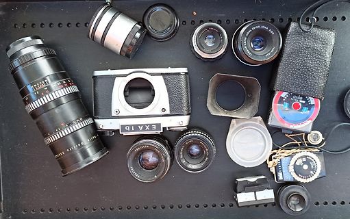 Diverse Kameraobjektive und eine EXA 1B Kamera