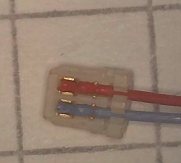 Elektrischer Stecker mit roten und blauen Kabeln