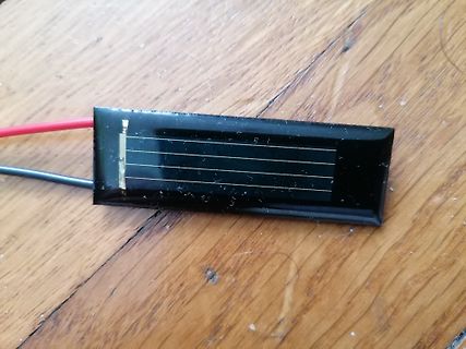 Kleines Solarpanel mit Kabeln