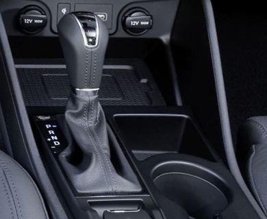 Schalthebel und Mittelkonsole eines Autos
