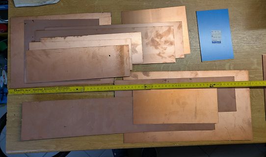 Kupferplatten auf einem Holztisch