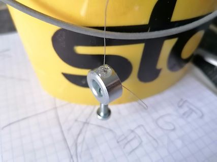 Metallring mit Draht auf Papier
