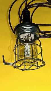 Industrie-LED-Leuchte mit Schutzkorb