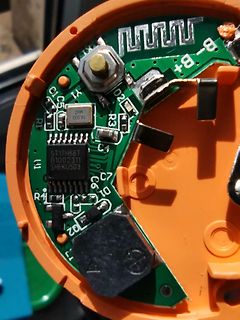 Geöffnete Elektronik mit Leiterplatte und Mikrocontroller