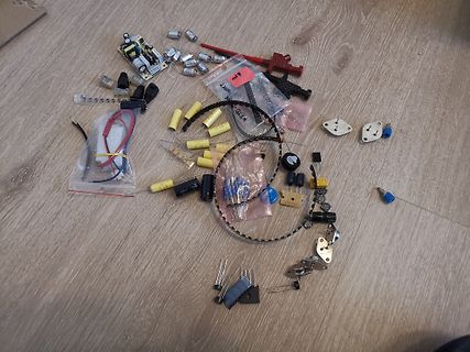 Verschiedene elektronische Bauteile auf Holzuntergrund