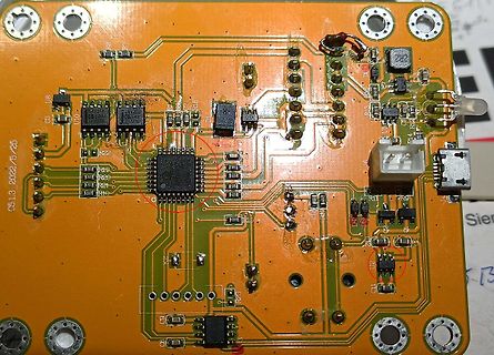 Foto einer Leiterplatte mit integriertem Mikrocontroller