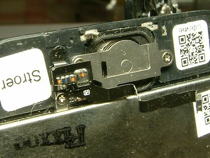 Nahaufnahme von Elektronikkomponenten und QR-Codes
