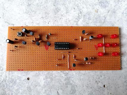 Selbstbau-Leiterplatte mit IC und LEDs