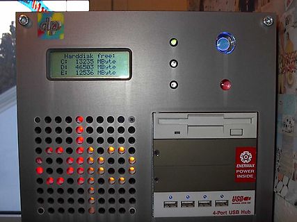 Frontansicht eines Computergehäuses mit Display und USB-Hub