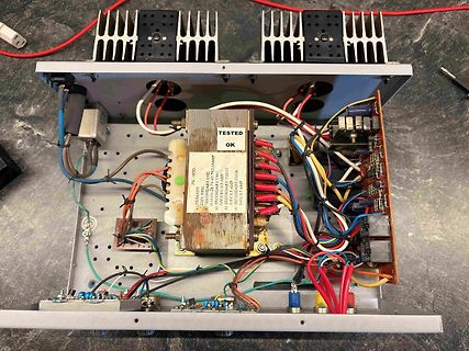 Innenansicht eines Netzteils mit Transformator und Kühlkörpern