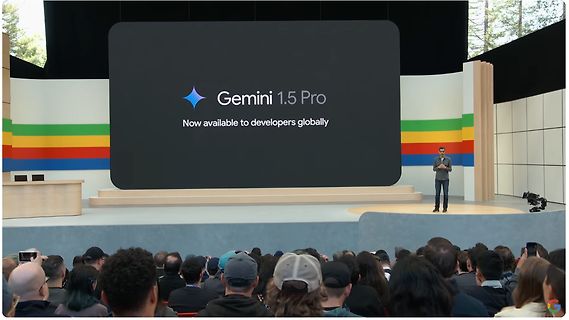 Präsentation von Gemini 1.5 Pro auf einer Bühne
