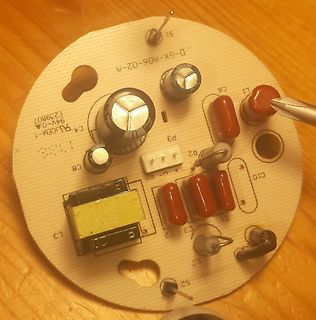 Runde Leiterplatte mit elektronischen Bauteilen