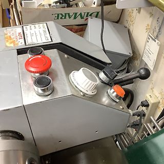 Detailansicht eines Metallgehäuses mit Drehreglern