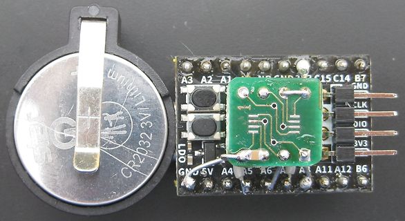 Knopfzellenbatterie und kleine Leiterplatte mit Bauteilen