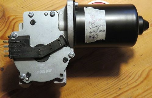 Elektromotor mit Getriebe und Anschlüssen