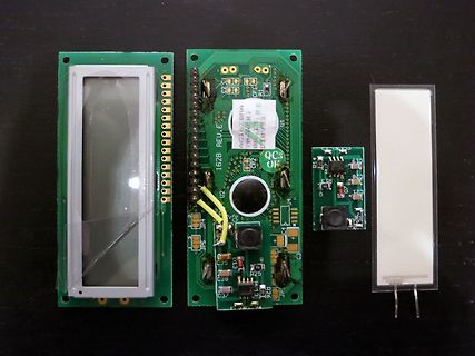 Drei grüne Leiterplatten mit LCD-Modulen und Bauteilen