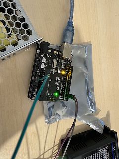 Elegoo Uno R3 Mikrocontroller auf Tisch mit Verkabelung