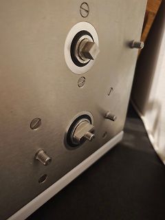 Metallgehäuse mit zwei Drehreglern und Schrauben