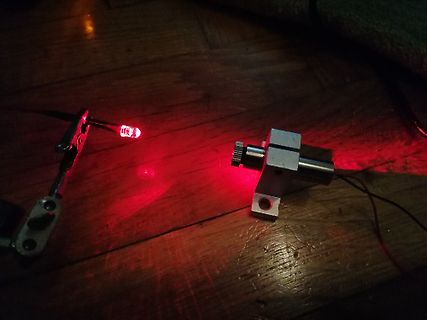 Aufbau mit rotem Laser oder LED auf Holzuntergrund