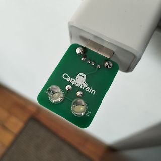 Grüne Leiterplatte mit LEDs an USB-Netzteil