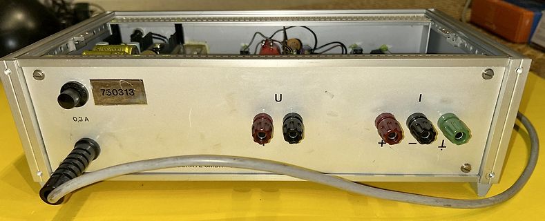 Vorderseite eines Labornetzteils mit Buchsen