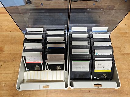 Sortierbox mit alten 5,25 Zoll Disketten