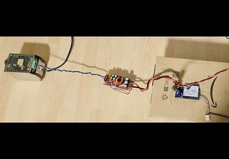 Elektronik-Aufbau mit Netzteil, Spannungsregler und Arduino