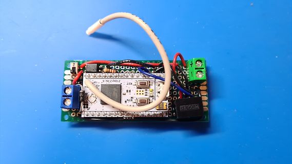 Aufbau einer Platine mit Mikrocontroller und Verkabelung