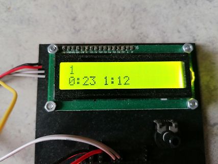 LCD-Display mit Zeit- und Datumsanzeige auf Leiterplatte