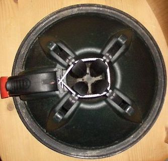 Draufsicht auf ein schwarzes Kunststoffgehäuse oder Bauteil