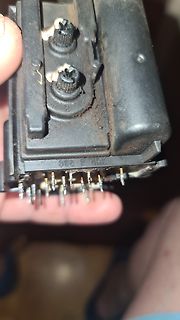 Elektronisches Bauteil mit Pins und Schraubklemmen