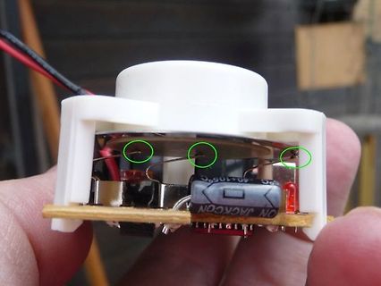 Elektronikbauteile in Kunststoffgehäuse mit grünen Markierungen