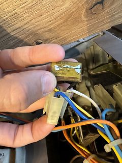 Hand hält RC-Unit mit Kabeln