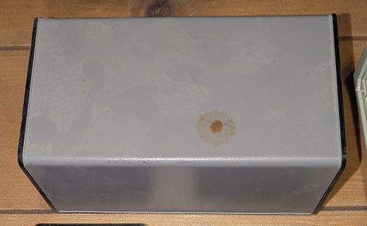 Graues Kunststoffgehäuse auf Holzuntergrund