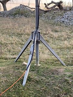Stativ eines Messgeräts oder Sensors im Freien