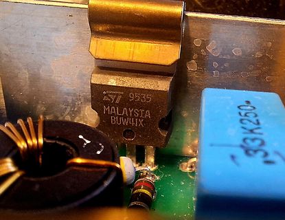 Nahaufnahme elektronischer Bauteile auf Leiterplatte