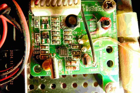 Nahaufnahme einer grünen Leiterplatte mit elektronischen Bauteilen