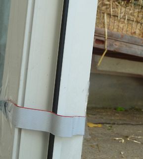 Flachbandkabel an Fensterrahmen