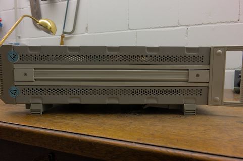 Rückansicht eines elektronischen Geräts auf einem Holztisch