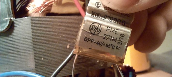 Nahaufnahme eines Elektrolytkondensators