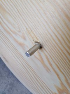 Metallstift in Holzoberfläche