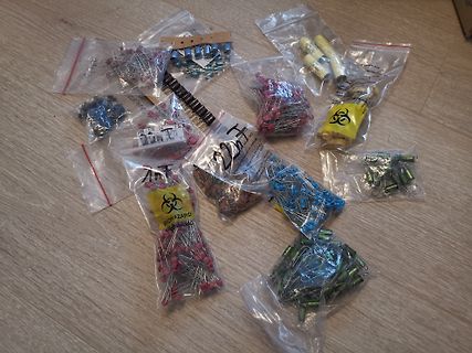 Verschiedene Kleinteile in Plastikbeuteln