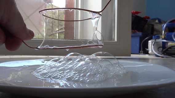 Seifenblasen an einem Drahtgestell