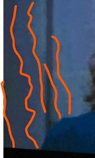 Orangefarbene Linien auf blauem Hintergrund