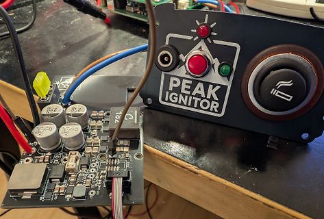 Elektronik-Aufbau mit Netzteilmodul und Peak Ignitor Steuereinheit