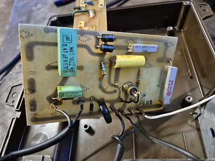 Foto einer Leiterplatte mit elektronischen Bauteilen