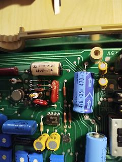 Nahaufnahme einer Leiterplatte mit elektronischen Bauteilen