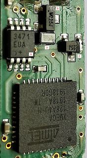 Nahaufnahme einer Leiterplatte mit Mikrocontroller und Bauteilen